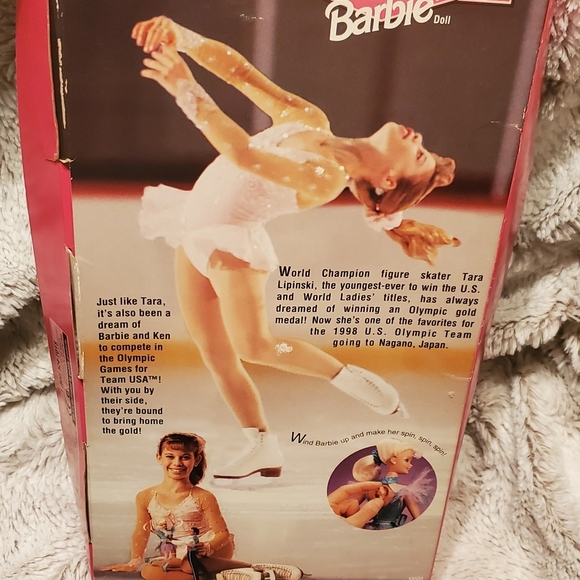 Mattel Barbie 1997 OLYMPIC USA SKATER #18501 SPIN & SKATE Tara Lipinsky NRFB - Picture 7 of 9